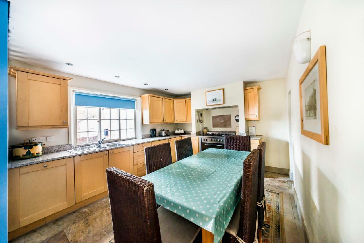 Three-Bedroom House,871693025:JPEG