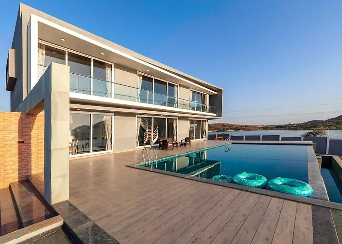 Villa: Stayvista's Bellisimo Panorama: Lakeside Retreat with Infinity Pool
