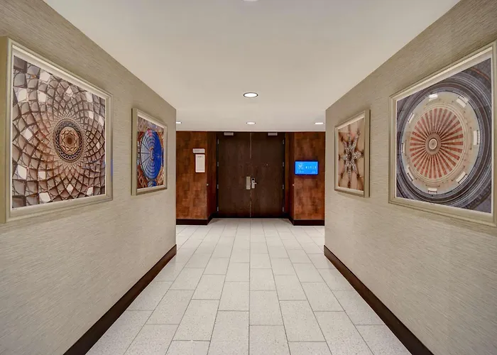 Central hotel: Hilton Garden Inn Kalamazoo Downtown