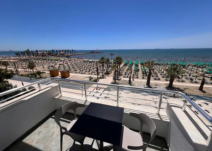 Hotel: Wave Beachfront Apartments